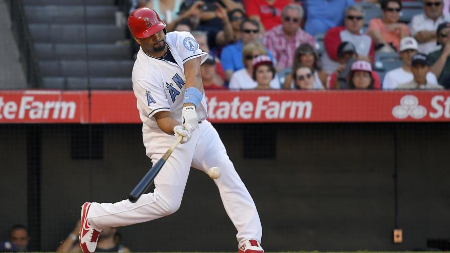 VÍDEO: Pujols sale de mala racha con dos jonrones pero Azulejos ganan ante Angelinos 