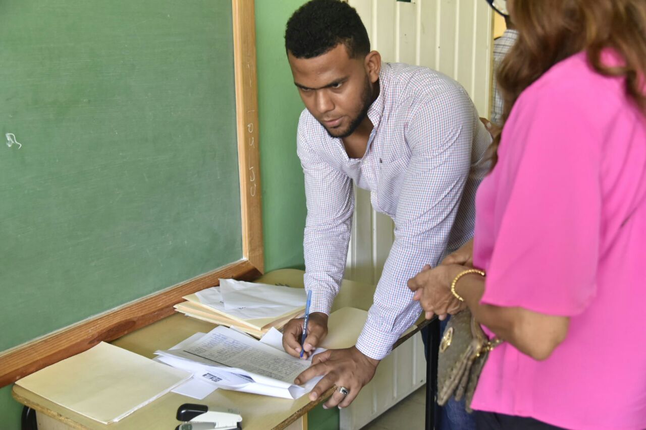 Docentes verificando el  registro.