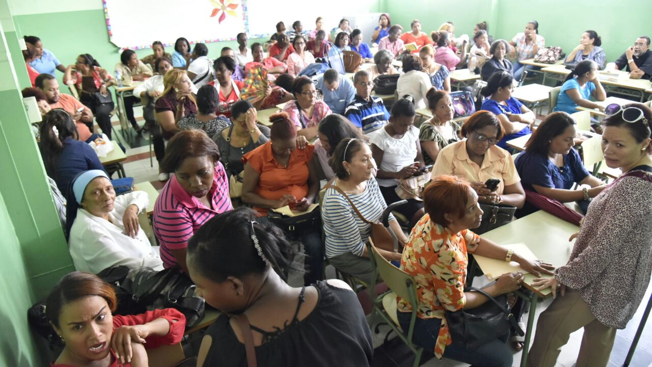 Profesores agrupados en un aula en reclamo de ser incluidos en el sistema escolar.