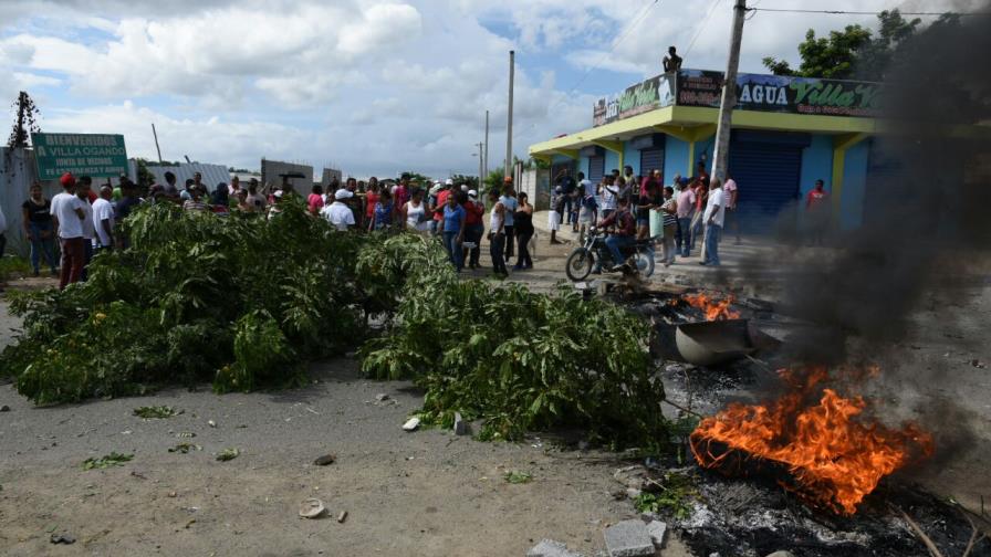  Protestan en el kilómetro 14 de la autopista Duarte por falta de servicios básicos 