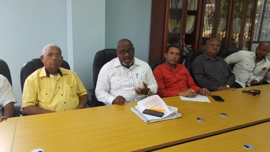 Taxistas turísticos y urbanos advierten que más de 80 mil choferes se quedarían sin trabajo 