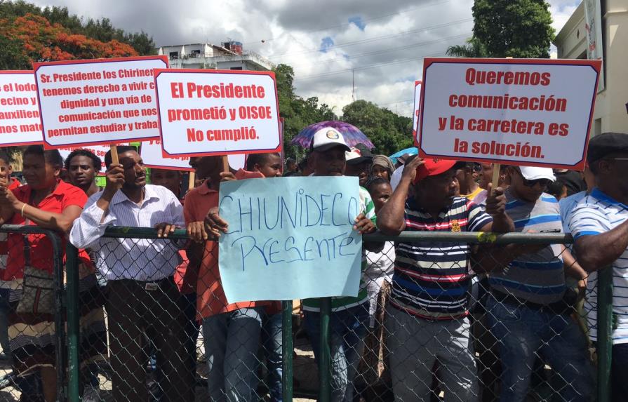 Organizaciones de Chirino, Monte Plata, protestan frente al Palacio Nacional