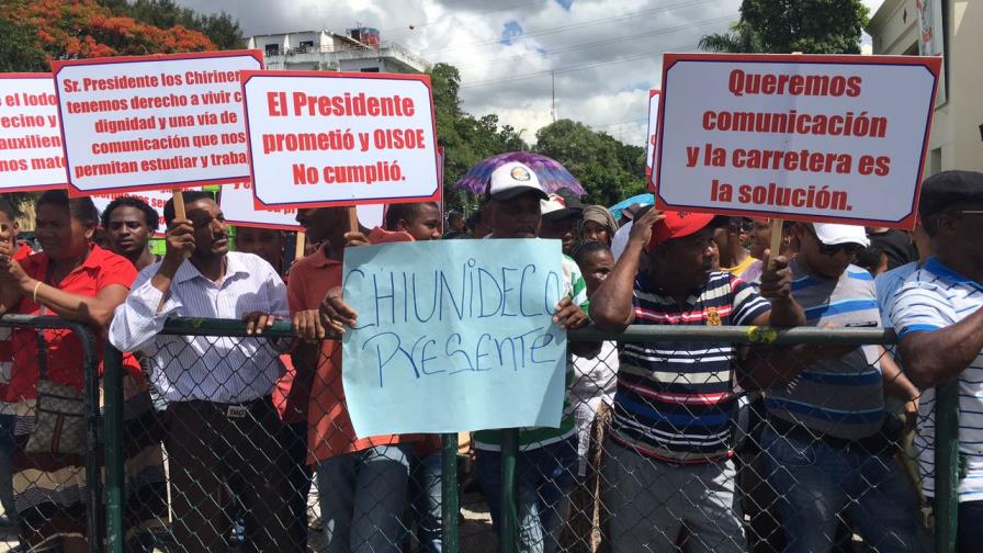 Organizaciones de Chirino, Monte Plata, protestan frente al Palacio Nacional