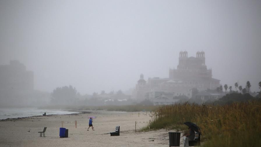 Fuertes lluvias y apagones en Florida deja la tormenta Emily  que se debilitó a depresión 