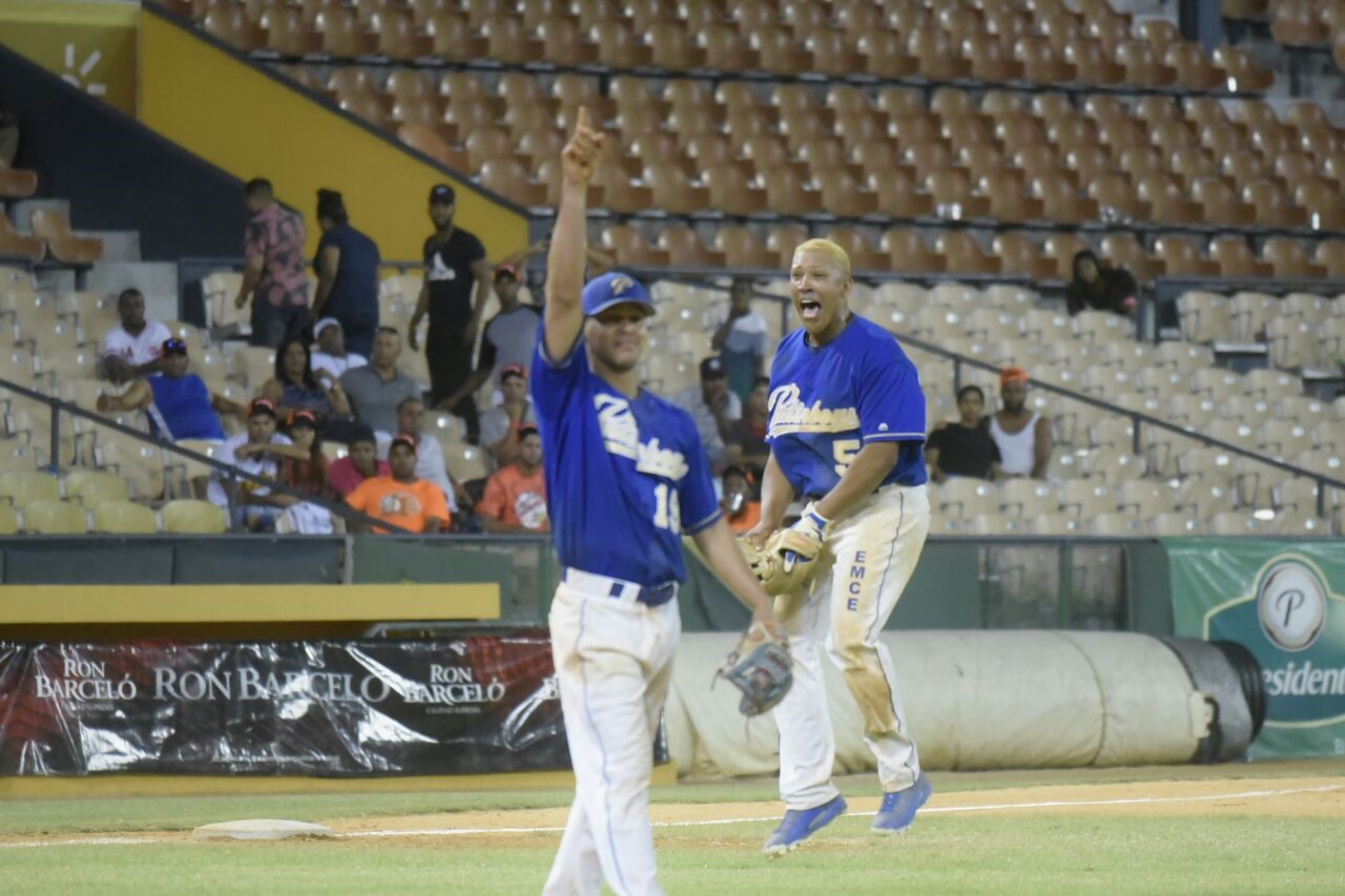 El lanzador Melvin Batista celebra el último out del partido que le dio la victoria en el X Clásico Arnulfo Gutiérrez de sóftbol Molichata, celebrado en el Estadio Cibao de Santiago.
