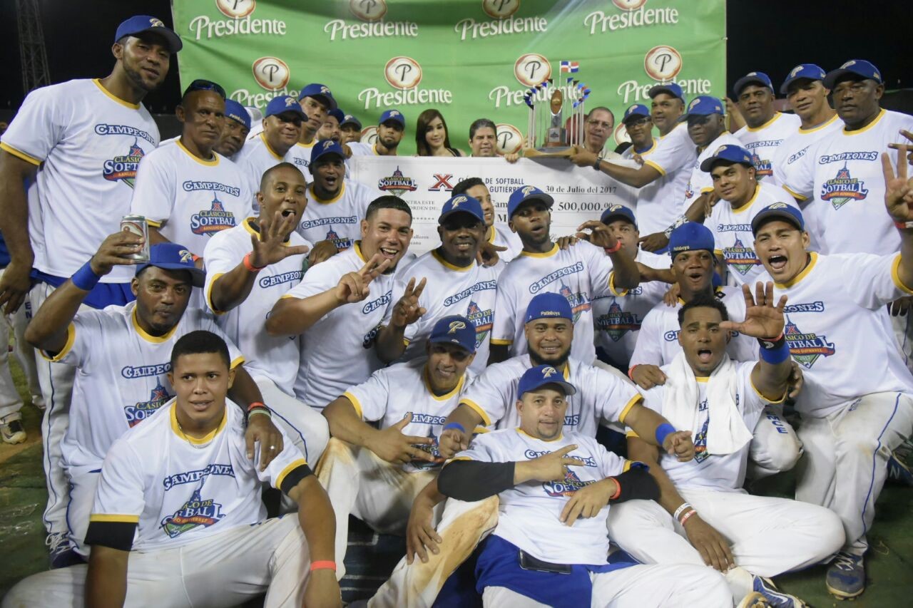 El equipo Patinboys es premiado con medio millón de pesos y el trofeo “Confraternidad Inmobiliaria Arnulfo Gutiérrez, como campeón del X Clásico Arnulfo Gutiérrez de sóftbol Molichata, celebrado en el Estadio Cibao de Santiago.