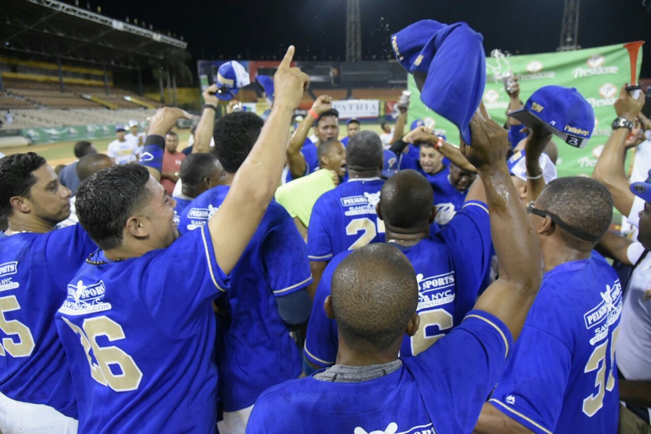 Jugadores de los Patinboys celebran la victoria frente a los Chamaquitos de Higüey para coronarse en el X Clásico Arnulfo Gutiérrez de Sóftbol Molichata.