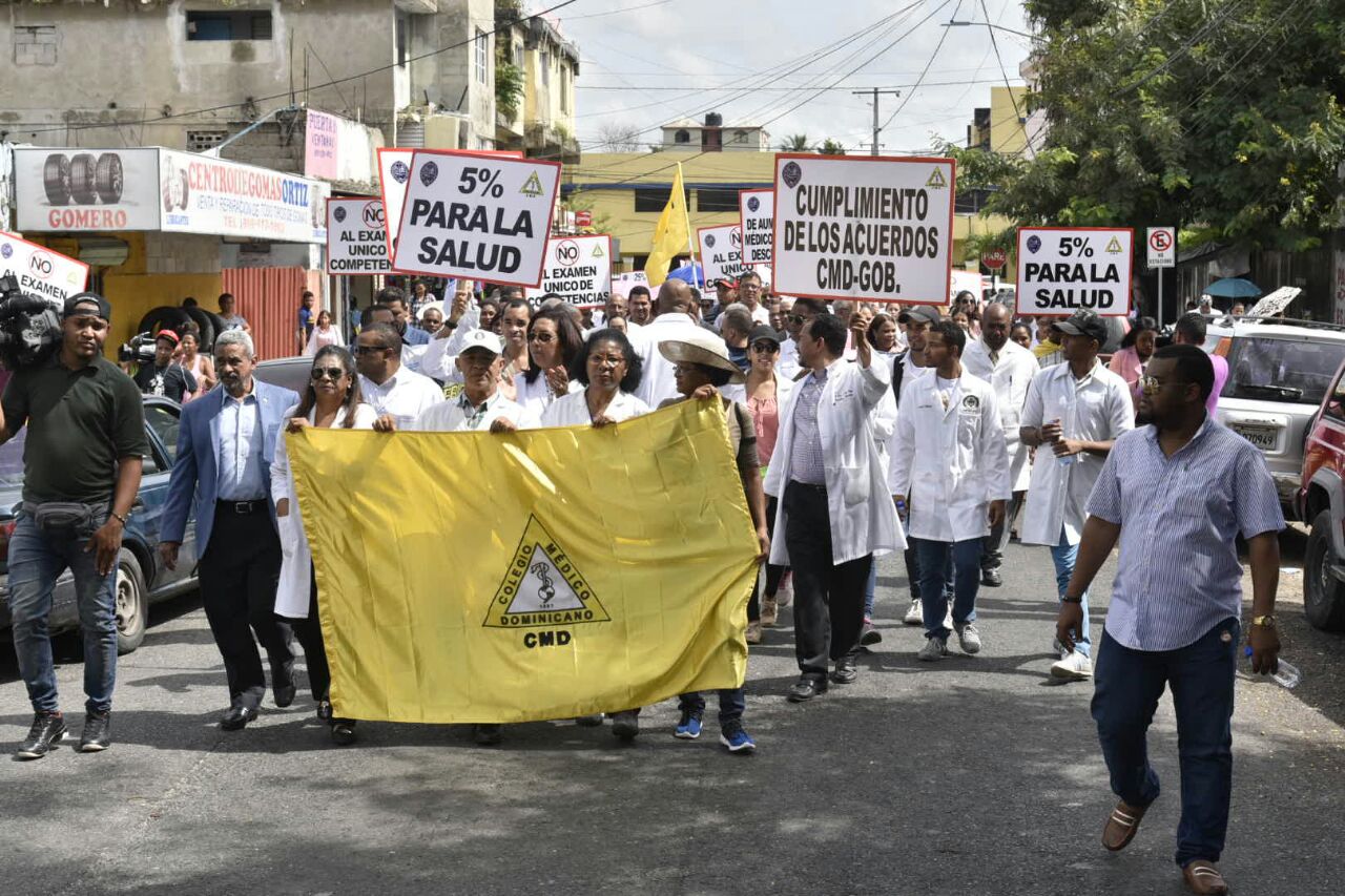 Médicos, profesores y estudiantes de la Universidad Autónoma de Santo Domingo (UASD) marchando en rechazo al proyecto Ley del Examen Único por Competencia.