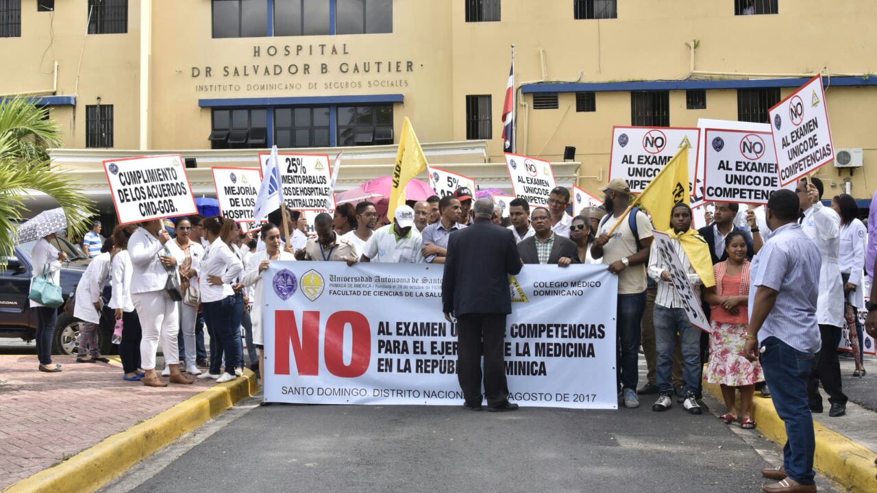 Médicos, profesores y estudiantes de la Universidad Autónoma de Santo Domingo (UASD) a su salida del Hospital Salvador B.Gautier