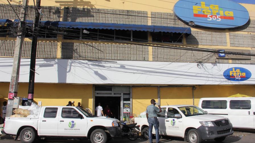 Pro Consumidor cierra supermercado al cual le decomisa más de 8 mil productos 
