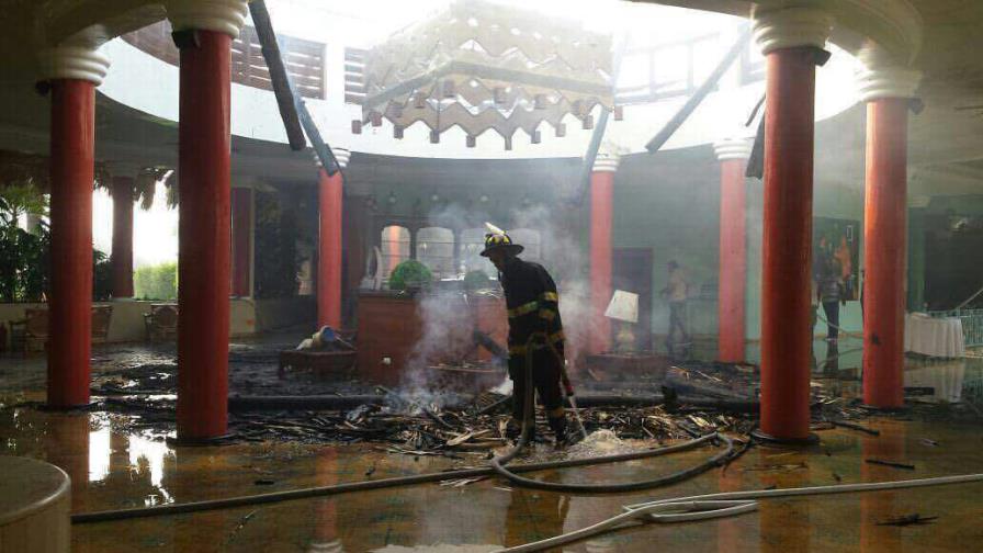Fuego afecta techo de cana del hotel Iberostar de Puerto Plata