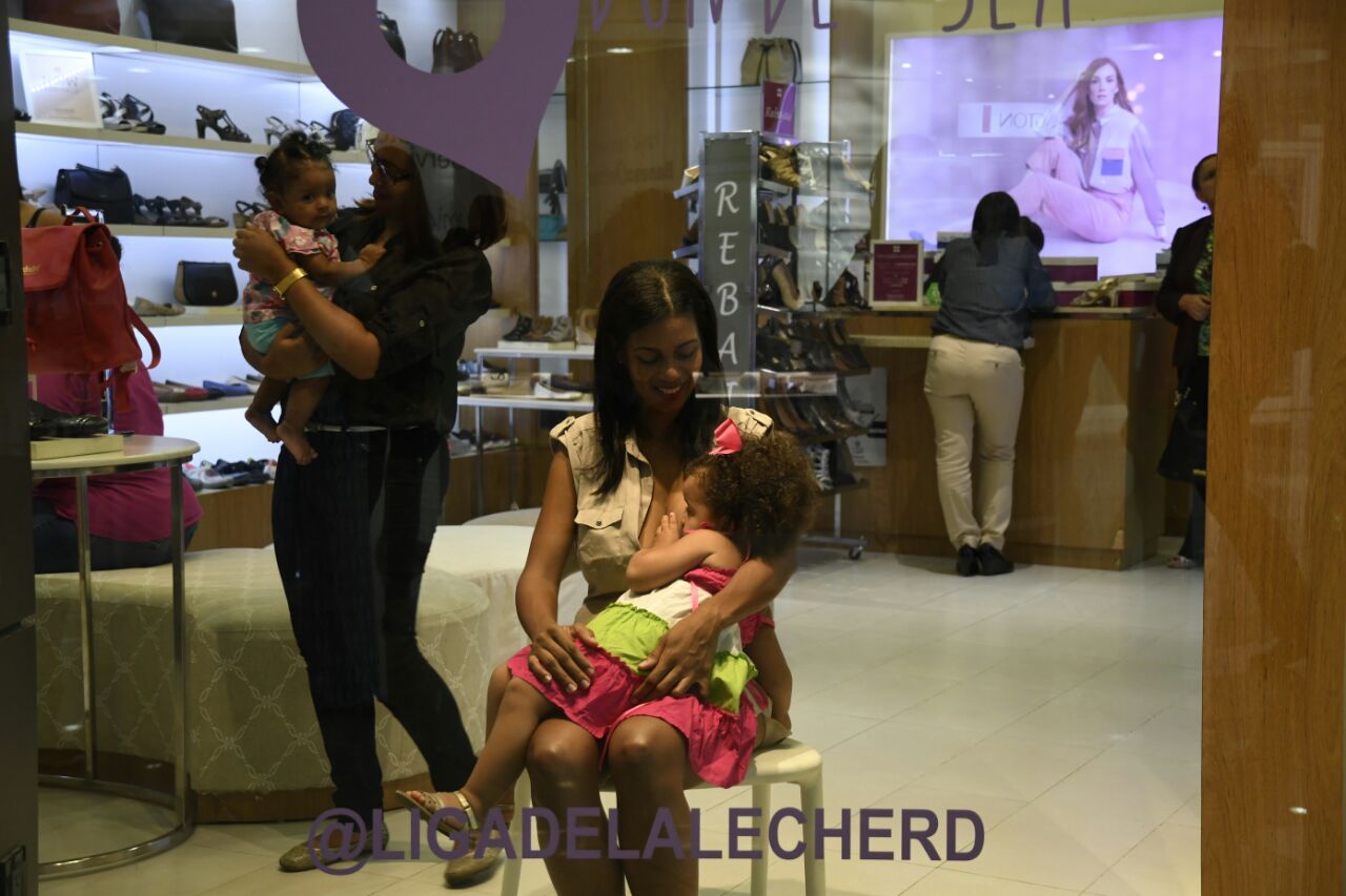 Madre amamanta a su hijo en una de las tiendas de la plaza comercial 360.