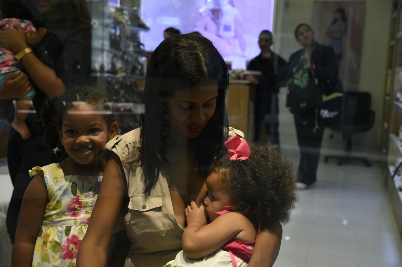 Madres se exhiben en vitrinas amamantando por Semana Mundial de la Lactancia Materna