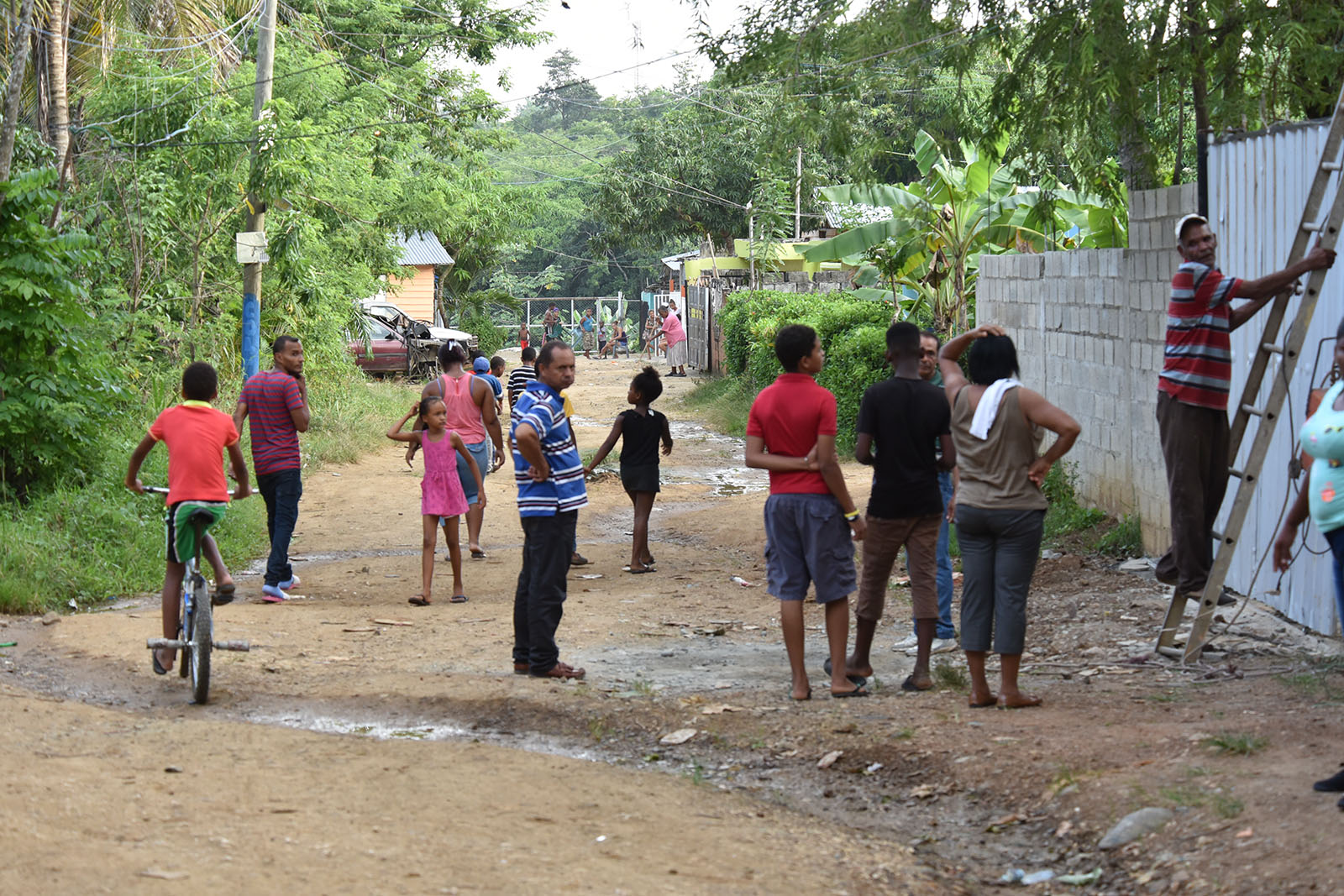 Las aguas residuales corren por el medio de la calle.