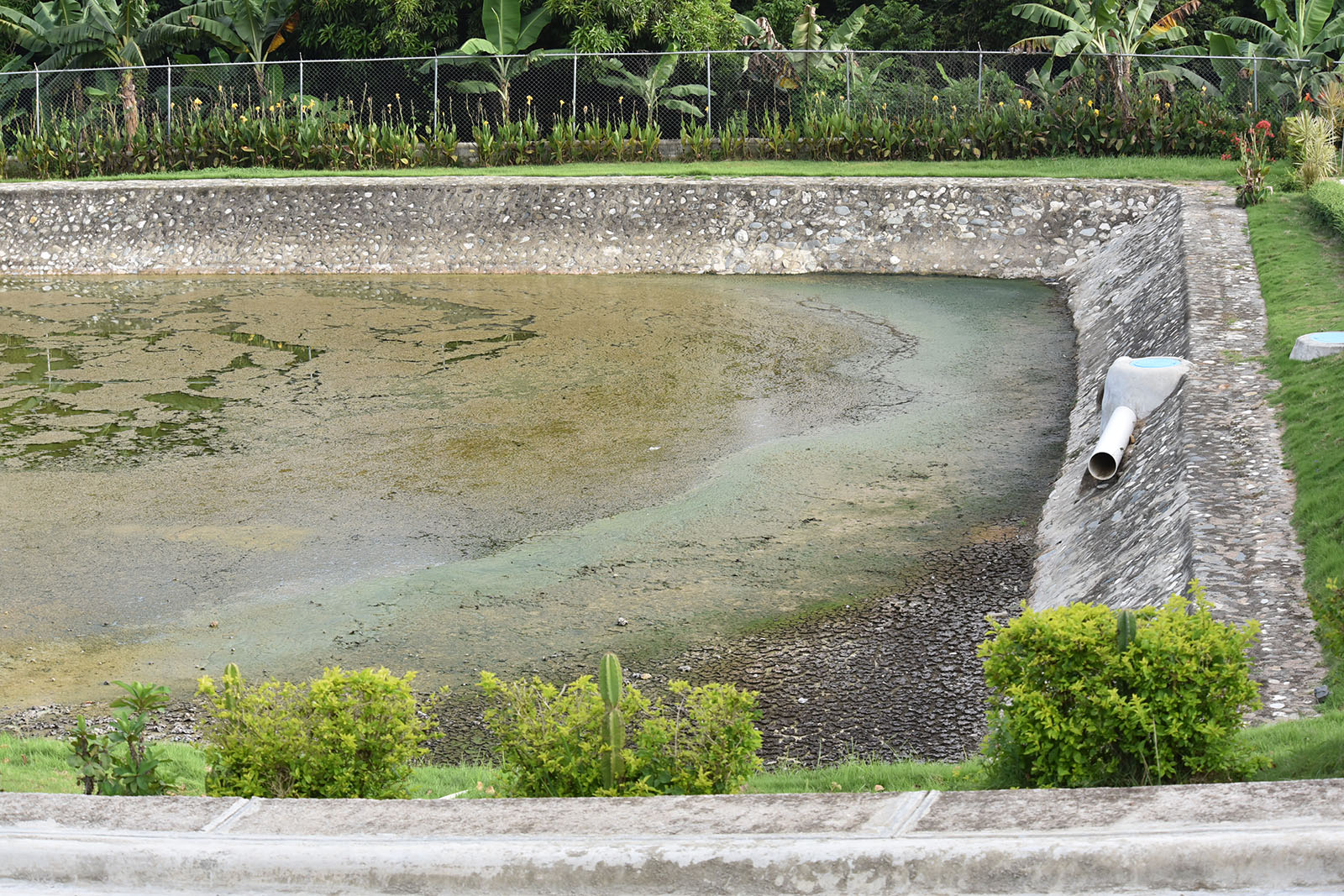 Vista de la planta de tratamiento, que está a medio terminar. 