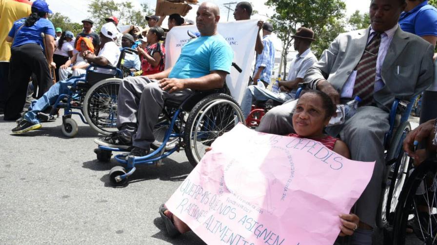 Discapacitados protestan ante oficinas del  Plan Social de la Presidencia en reclamo de ayudas retiradas