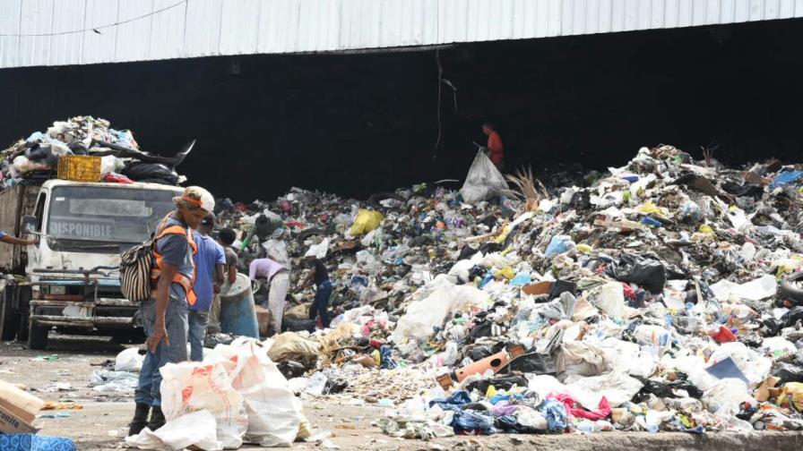 Retrasos en Duquesa provocan acumulación de basura en estación de Villas Agrícolas Retrasos en Duquesa provocan acumulación de basura en estación de Villas Agrícolas