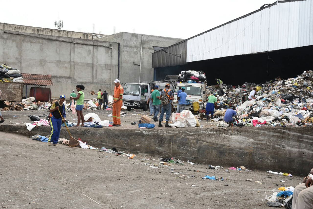 La basura comienza a amontonarse en la estación de transferencia de Villas Agrícolas