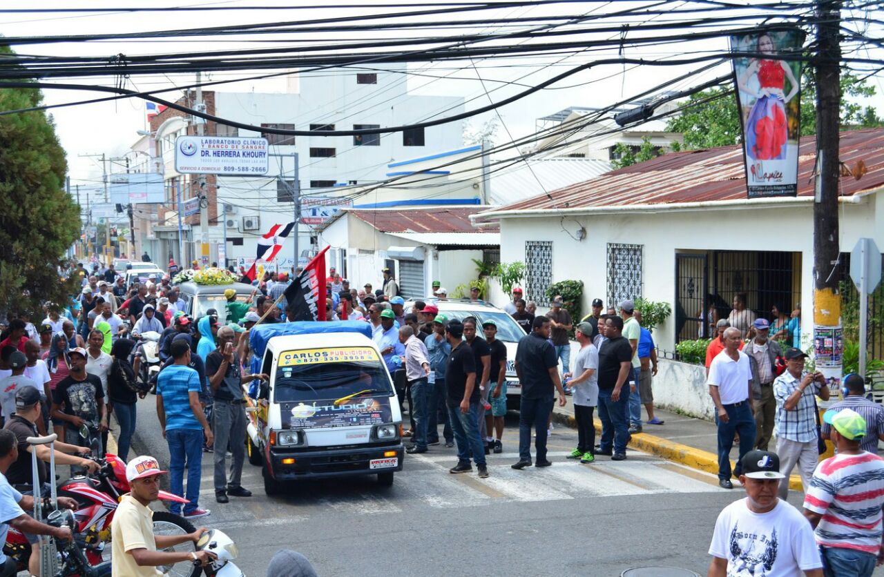 Vista del entierro de los restos de Bladimir Lantigua Baldera en el cementerio Las Mercedes en San Francisco de Macorís.