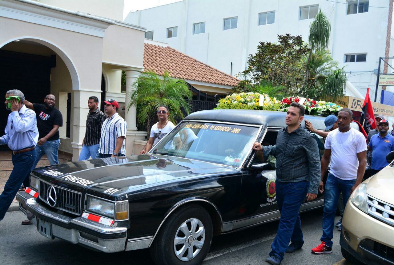 Vista del entierro de los restos de Bladimir Lantigua Baldera en el cementerio Las Mercedes en San Francisco de Macorís.