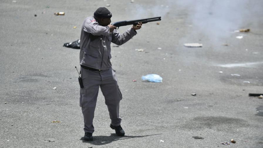 Vuelven a suspender docencia en la UASD por disturbios entre civiles y policías 