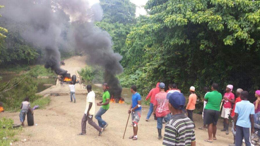 Protestan en comunidad de El Seibo en reclamo de obras Protestan en comunidad de El Seibo en reclamo de obras