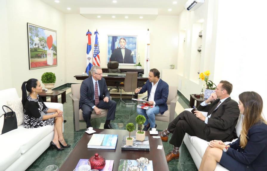 Alcalde Abel  Martínez recibe visita del Jefe de Misión Diplomática de Estados Unidos