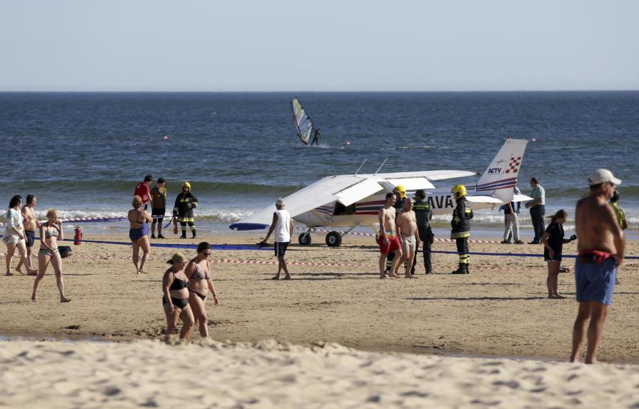 Avioneta realiza aterrizaje de emergencia en una playa y mata a dos bañistas