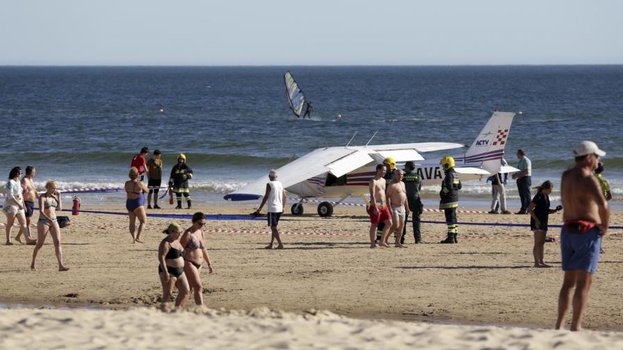 Avioneta realiza aterrizaje de emergencia en una playa y mata a dos bañistas