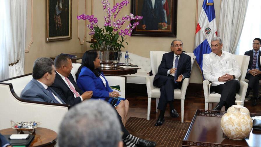 Senador Calderón dice que modificarían la Constitución si Danilo Medina busca candidatura Senador Calderón dice que modificarían la Constitución si Danilo Medina busca candidatura