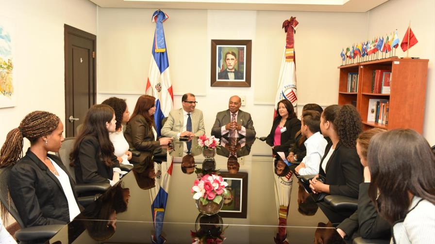 Embajador dominicano en España destaca labor del Tribunal Constitucional
Magistrado Ray Guevara le recibe junto a estudiantes meritorios residentes en Madrid