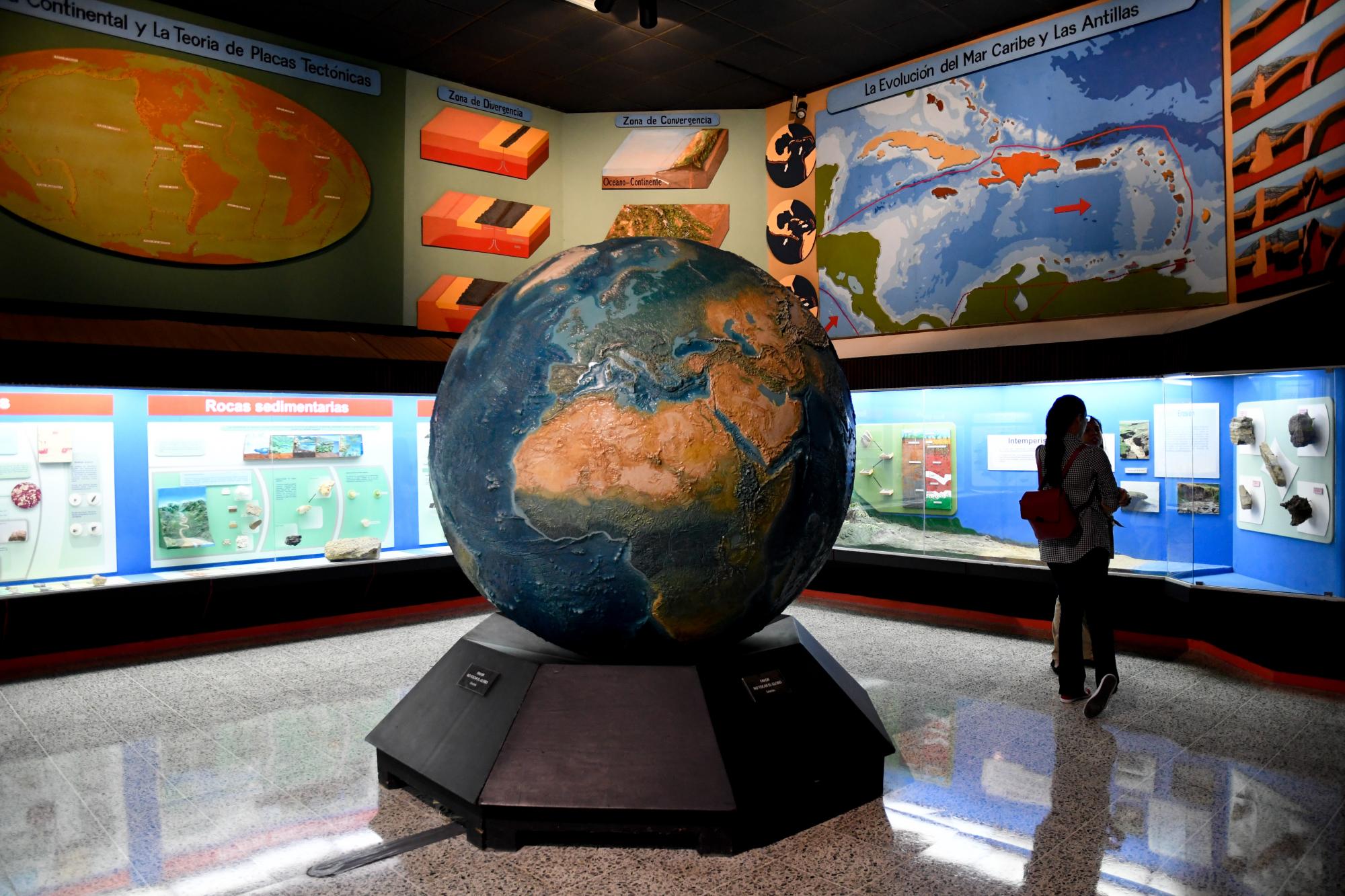 Una exposición en la Sala de la Tierra.