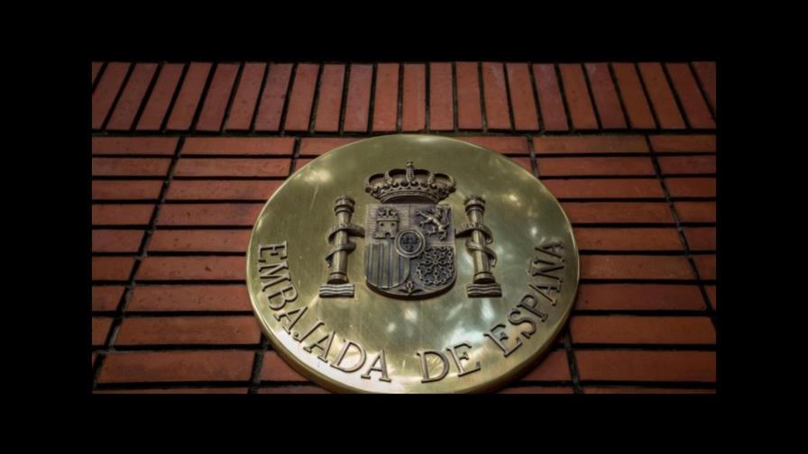 Atacan embajada de España en Caracas con bombas molotov Atacan embajada de España en Caracas con bombas molotov