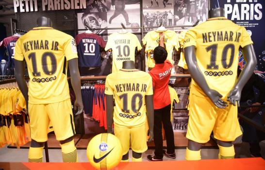 Muchos esperan para comprar la primera camiseta de Neymar con el PSG