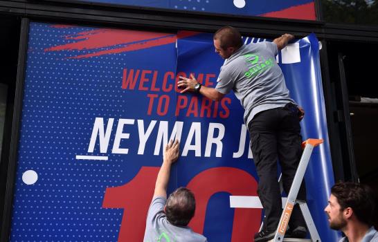 Muchos esperan para comprar la primera camiseta de Neymar con el PSG