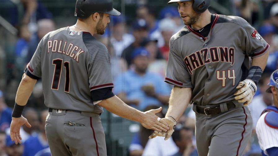 Los Cachorros y los D-Backs realizan actos de entretenimiento debido a retraso del juego por la lluvia