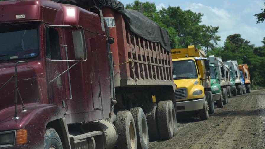 Filas kilométricas dificultan vertido de basura en el vertedero de Duquesa 