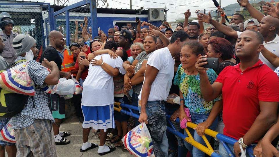 Momentos emotivos de familiares y pescadores liberados.