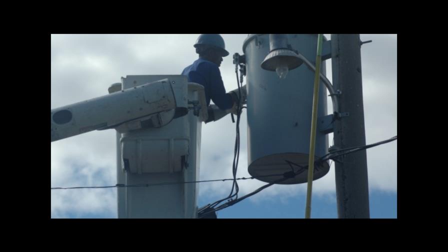 Residentes en barrio Mejoramiento Social y multifamiliares en Barahona denuncian tener tres días sin luz  