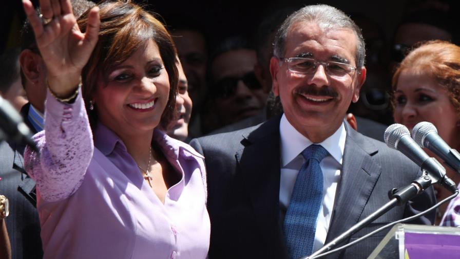 Presidente Macron revive polémica por el rol de la primera dama