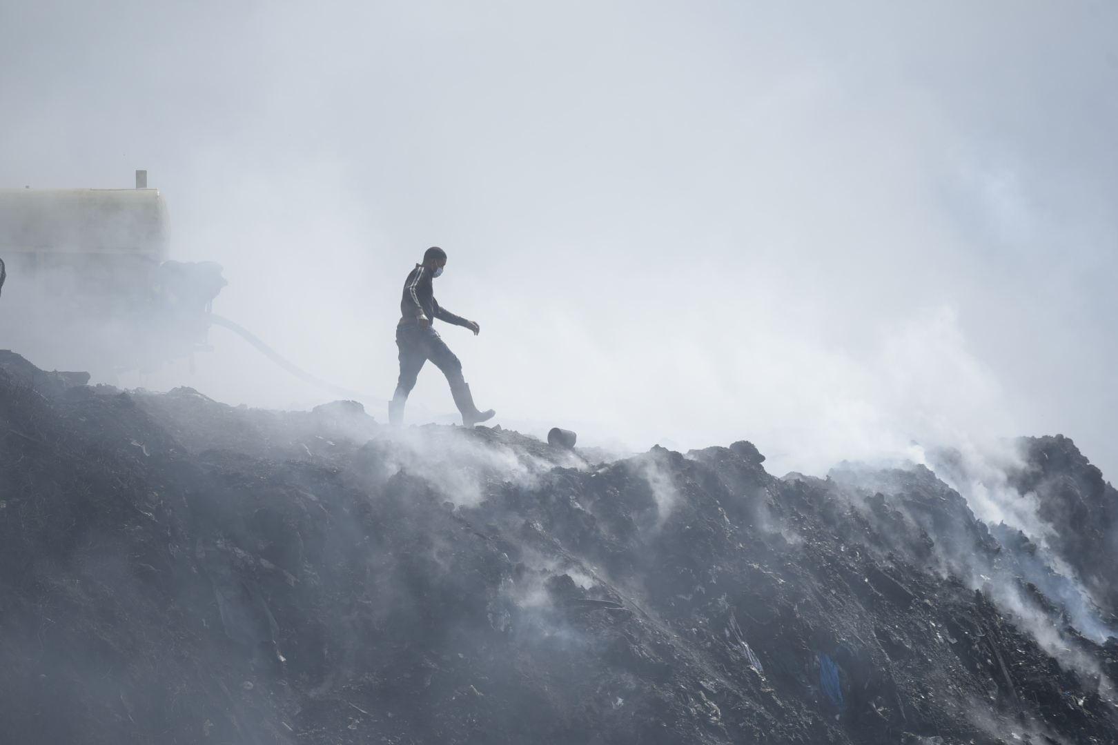 Hombre en el vertedero encendido.