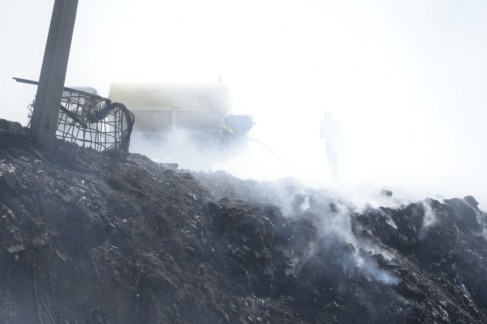 Vertedero encendido por desconocidos.