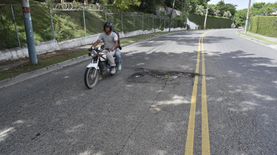 El peligro acecha en medio de la avenida República de Argentina El peligro acecha en medio de la avenida República de Argentina