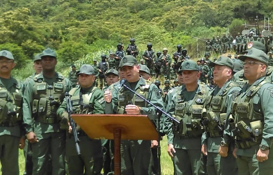 Ministro de Defensa venezolano exhibe músculo militar tras asalto a cuartel
