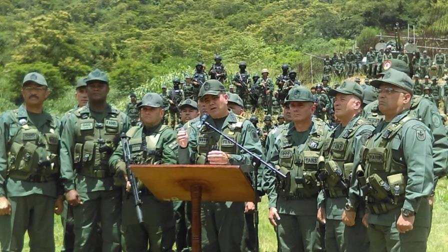 Ministro de Defensa venezolano exhibe músculo militar tras asalto a cuartel