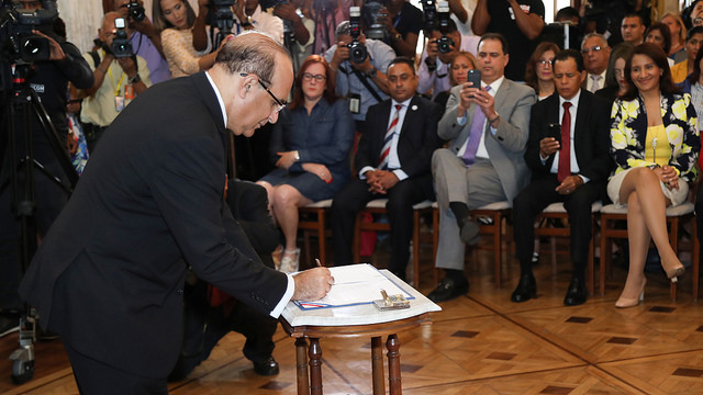 Julio César Castaños Guzmán firma el acuerdo por la JCE.