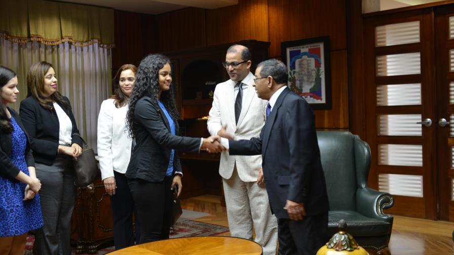 Presidente de la SCJ recibe a estudiantes dominicanos residentes en España