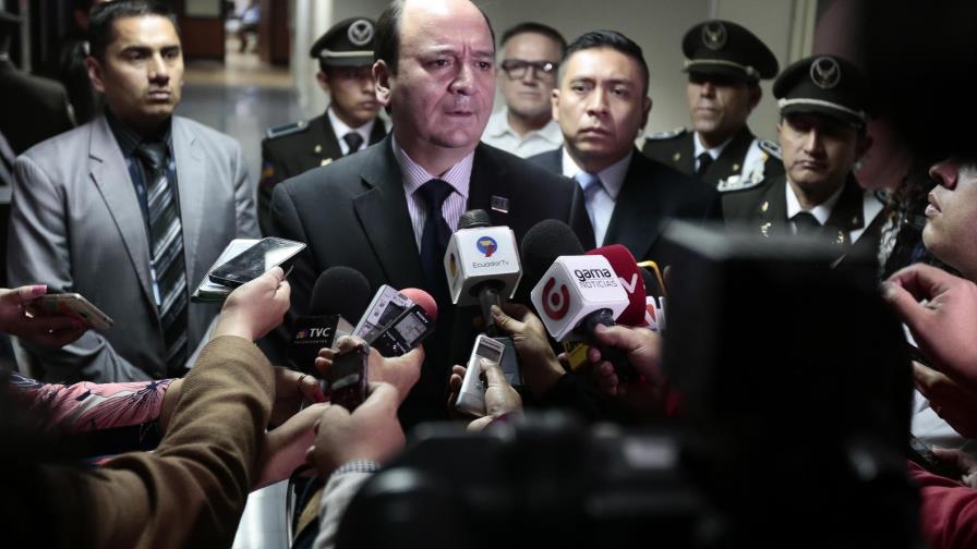 Juez dicta arresto a excontralor por concusión en caso Odebrecht en Ecuador