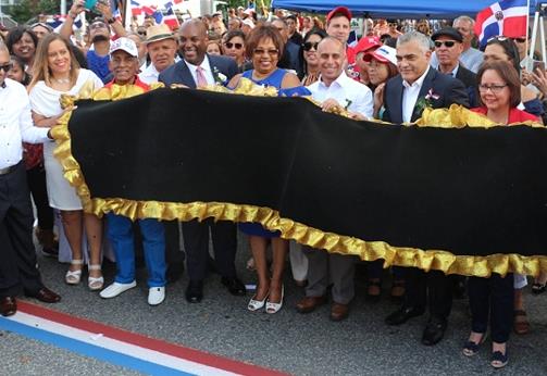 Pintan con colores de la bandera de República Dominicana  líneas en calle principal de Providence