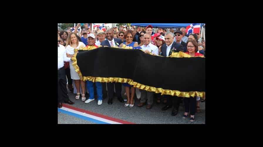 Pintan con colores de la bandera de República Dominicana  líneas en calle principal de Providence